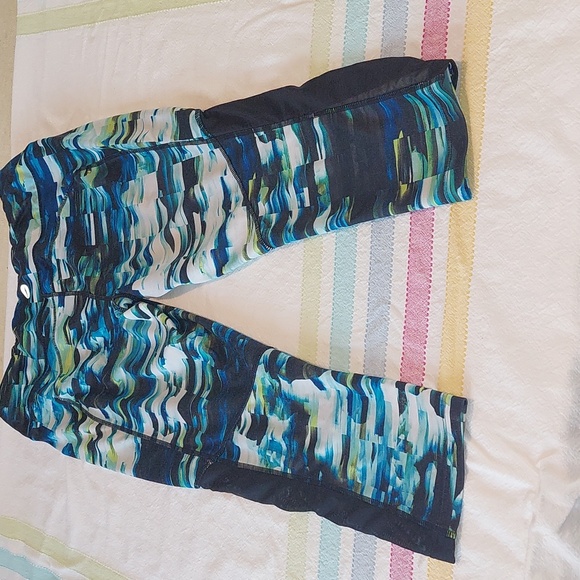 Avia Blue and Green Print Workout Capris .Good Condition  Size Medium - Picture 4 of 8